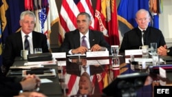  El mandatario estadounidense, Barack Obama (c), el presidente del Estado Mayor Conjunto, general Martin Dempsey (d), y el secretario de Defensa, Chuck Hagel (i), se reúnen con líderes militares en el Pentágono, en Arlington, Virginia (EE.UU.) 