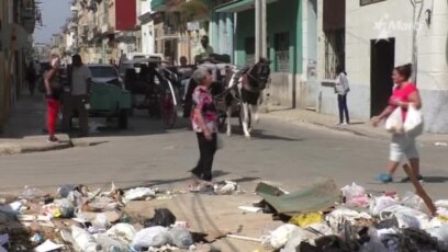 Habaneros opinan sobre la basura en las calles.