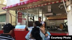 Un kiosco de comidas ligeras "Di tú" en La Habana.
