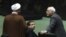 El ministro iraní de Asuntos Exteriores, Javad Zarif (dcha), conversa con un diputado mientras participa en la sesión parlamentaria convocada para hablar del acuerdo nuclear en Teherán, Irán