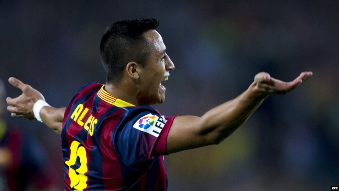 GRA363. BARCELONA, 26/10/2013.- El delantero chileno del FC Barcelona Alexis Sánchez celebra el gol que ha marcado al Real Madrid, segundo para el equipo azulgrana, durante el partido de la décima jornada de Liga de Primera División, disputado esta tarde en el Nou Camp