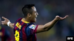 GRA363. BARCELONA, 26/10/2013.- El delantero chileno del FC Barcelona Alexis Sánchez celebra el gol que ha marcado al Real Madrid, segundo para el equipo azulgrana, durante el partido de la décima jornada de Liga de Primera División, disputado esta tarde en el Nou Camp