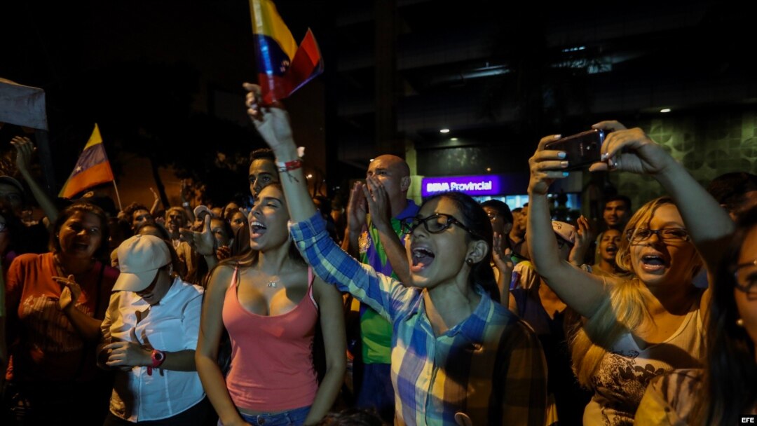 OPOSITORES CELEBRAN MIENTRAS COMIENZA ESCRUTINIO DE VOTOS DE CONSULTA OPOSITORA