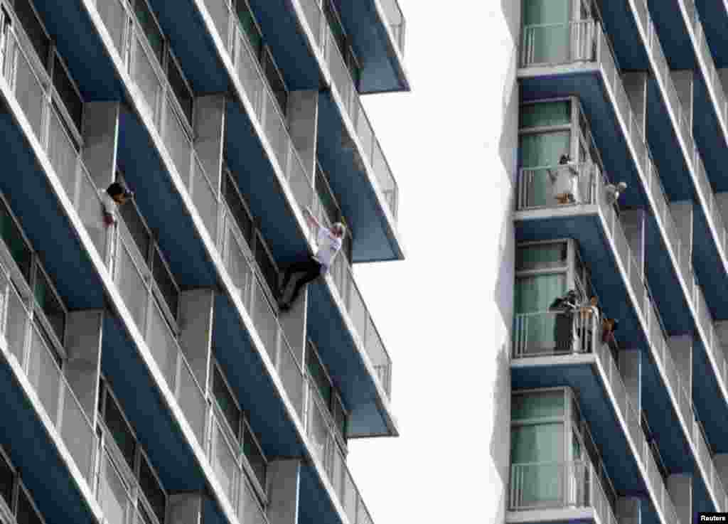 Cuando lleg&oacute; al piso 15, se apart&oacute; un poco de la columna por la que estaba subiendo para saludar a unos trabajadores que se encontraban en un balc&oacute;n.