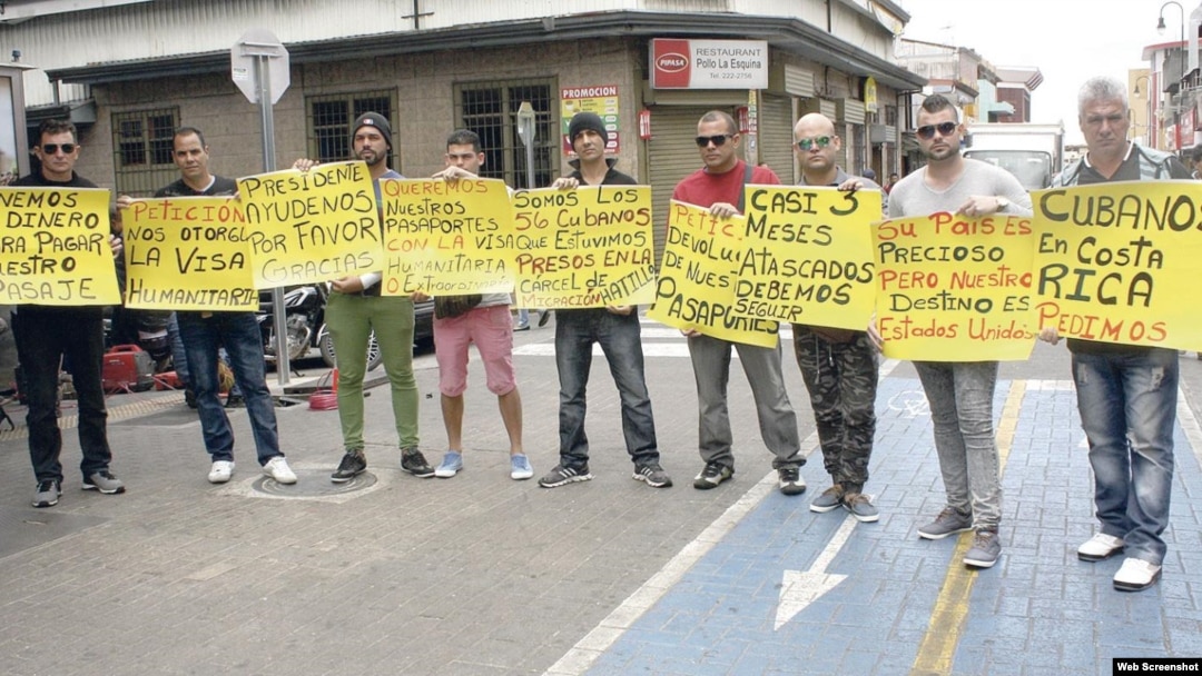 El grupo de 35 cubanos que evitaron deportación de Costa Rica a Cuba. (Foto "Diario Extra")