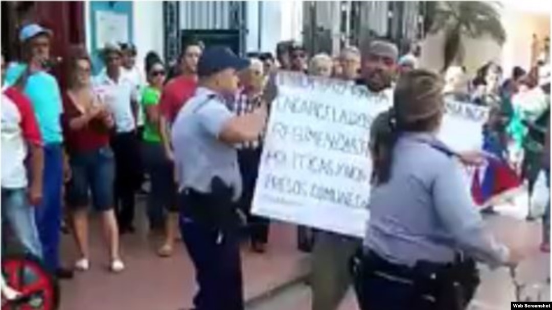 Un cubano protesta contra el gobierno en Cienfuegos.