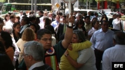 Habitantes de Ciudad de México obedecen las indicaciones de evacuación de alerta sísmica durante el movimiento telúrico que sacudió hoy, martes 20 de marzo de 2012, el sureste de México 