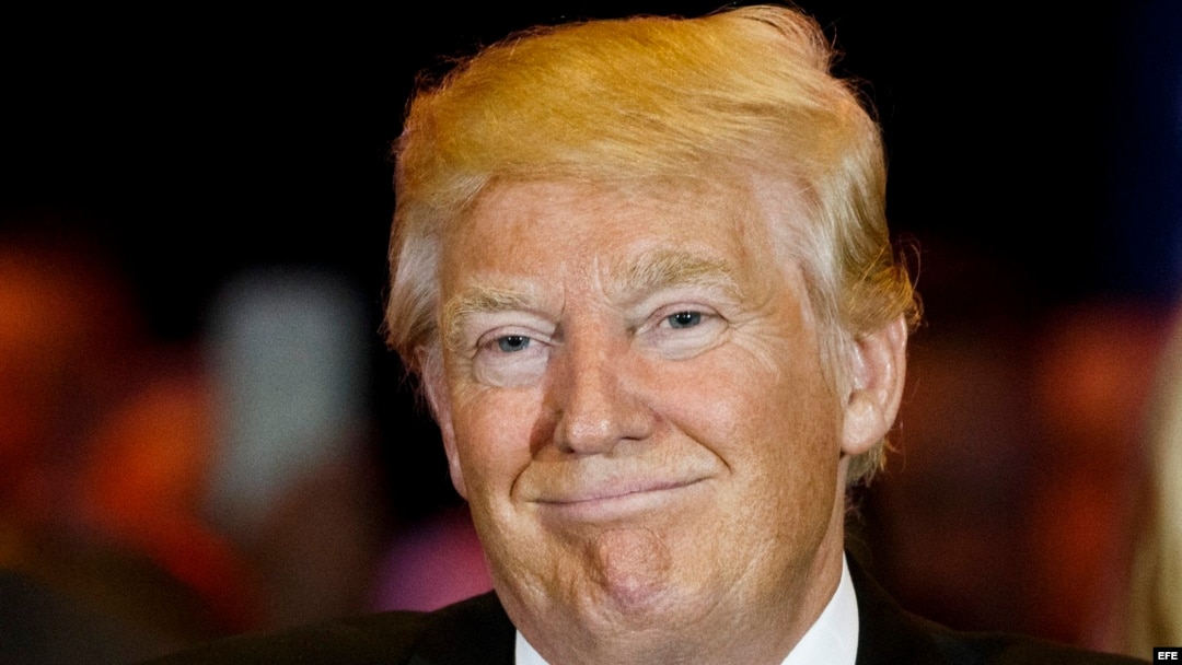 El magnate y precandidato presidencial estadounidense Donald Trump sonríe tras el anuncio de retirarse de la campaña de Ted Cruz.