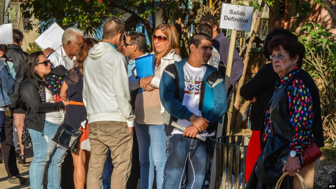 Foto Archivo. Un grupo de cubanos espera ser atendido por autoridades consulares de EEUU en La Habana. 