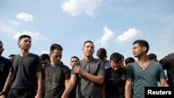 Desertores del ejército de Venezuela en el puente Internacional Simón Bolívar en Colombia.