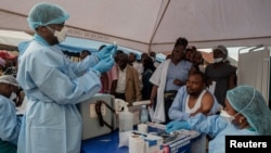 El personal sanitario y los equipos de respuesta humanitaria que se encuentran en la primera línea de la respuesta al ébola reciben la vacuna en Beni.