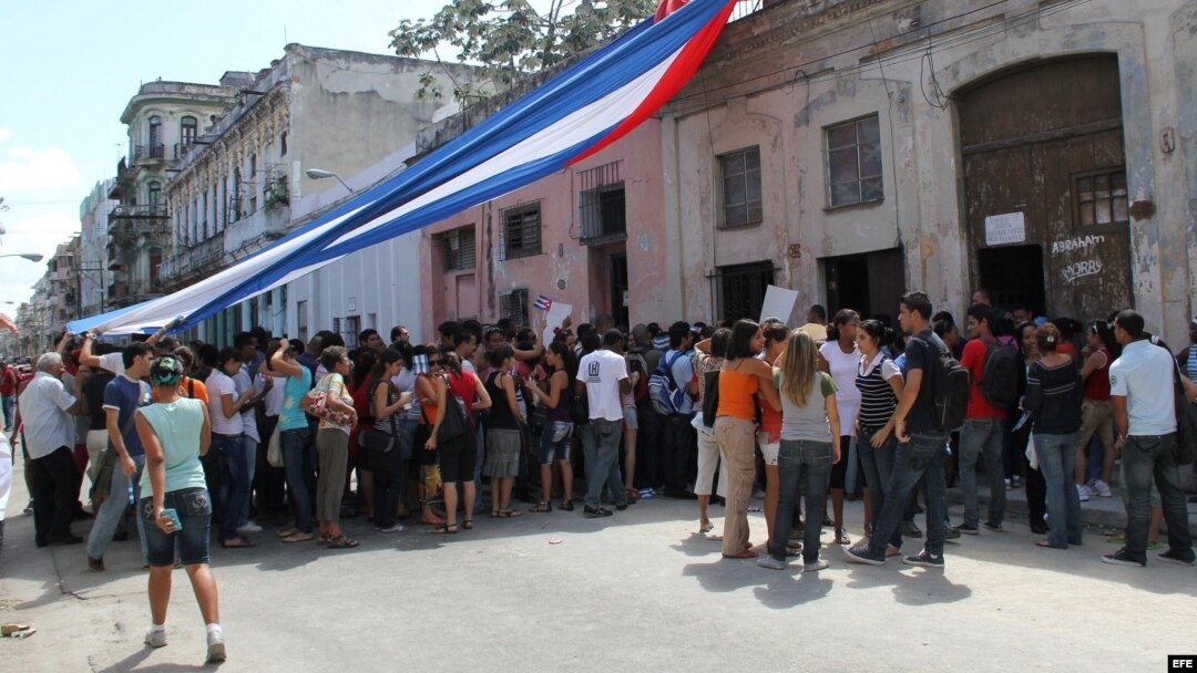Foto de archivo - Turbas gritan consignas contra las Damas de Blanco, ante la sede del movimiento en Neptuno 963, Centro Habanaafuera de la casa de Laura Pollán, líder de este grupo femenino que reclama la libertad de los presos políticos en Cuba y donde 