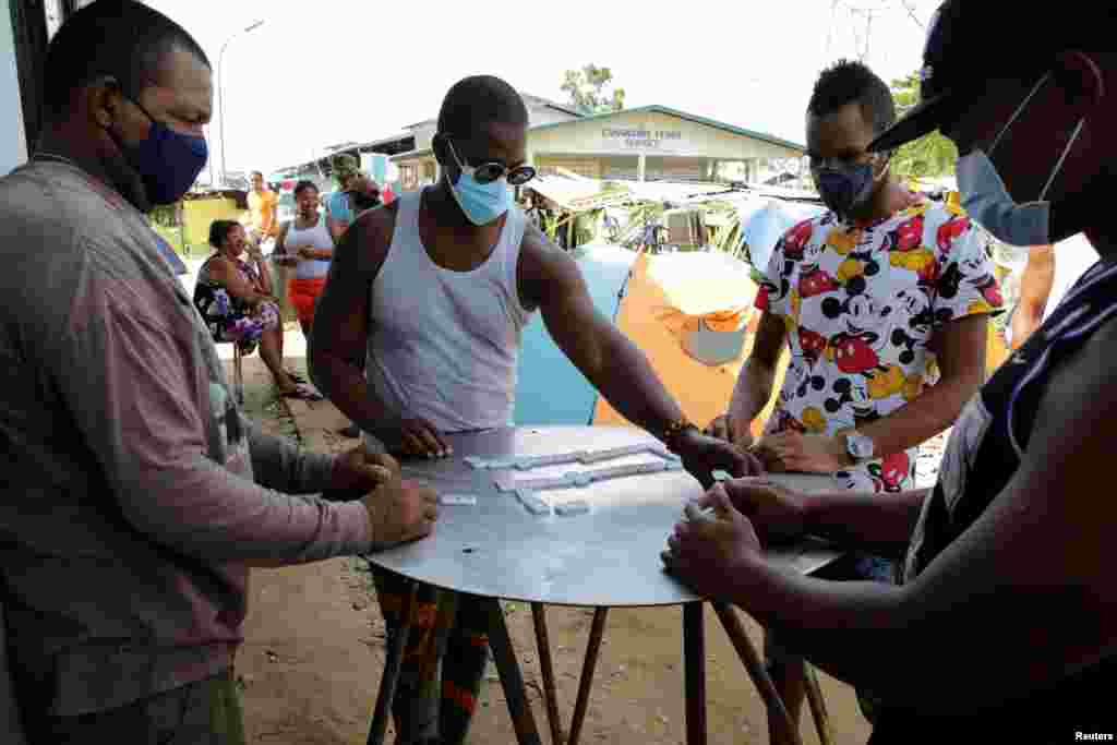 Migrantes cubanos en el campamento improvisado en Surinam.