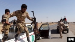 Integrantes de la milicia chiíta iraquí 'Badr Brigade' llegan a un reten hoy, martes 9 de septiembre de 2014, en Suleiman Bek, a unos 300 kilómetros al norte de Baghdad (Irak).
