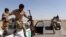 Integrantes de la milicia chiíta iraquí 'Badr Brigade' llegan a un reten hoy, martes 9 de septiembre de 2014, en Suleiman Bek, a unos 300 kilómetros al norte de Baghdad (Irak).