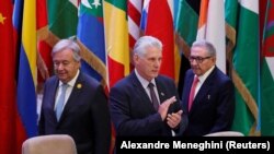 El secretario general de la ONU António Guterres, Miguel Díaz-Canel y el exgobernante Raúl Castro, en la inauguración de la cumbre del G77+China, en La Habana. (REUTERS/Alexandre Meneghini)