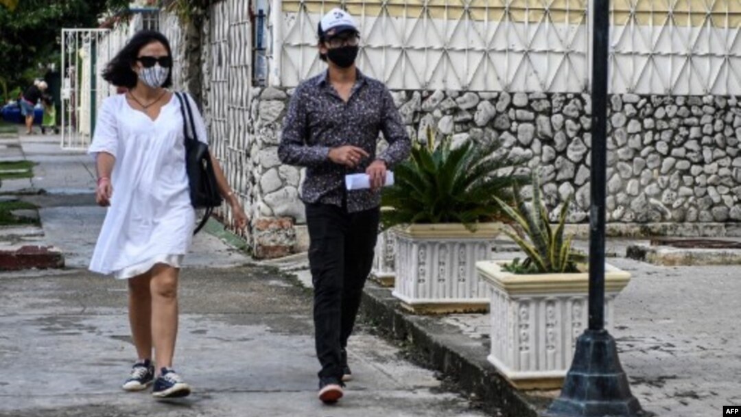 Yunior García Aguilera y su esposa Dayana Prieto en La Habana el 15 de noviembre. YAMIL LAGE / AFP)