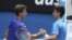 El esloveno Aljaz Bedene (i) felicita por su victoria al serbio Novak Djokovic.