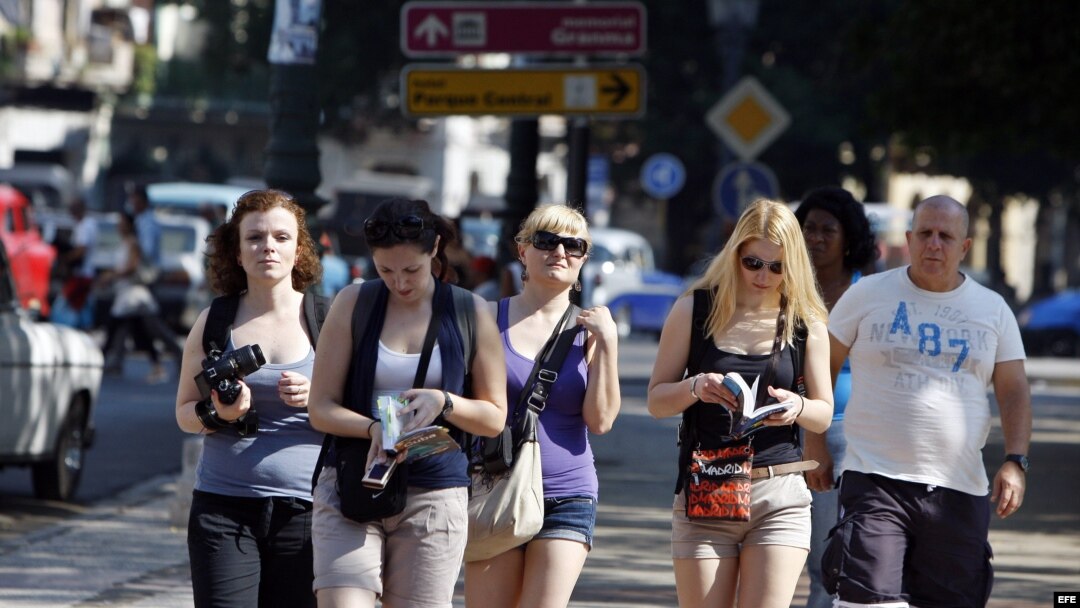 Un grupo de turistas camina por una calle de La Habana (Cuba).
