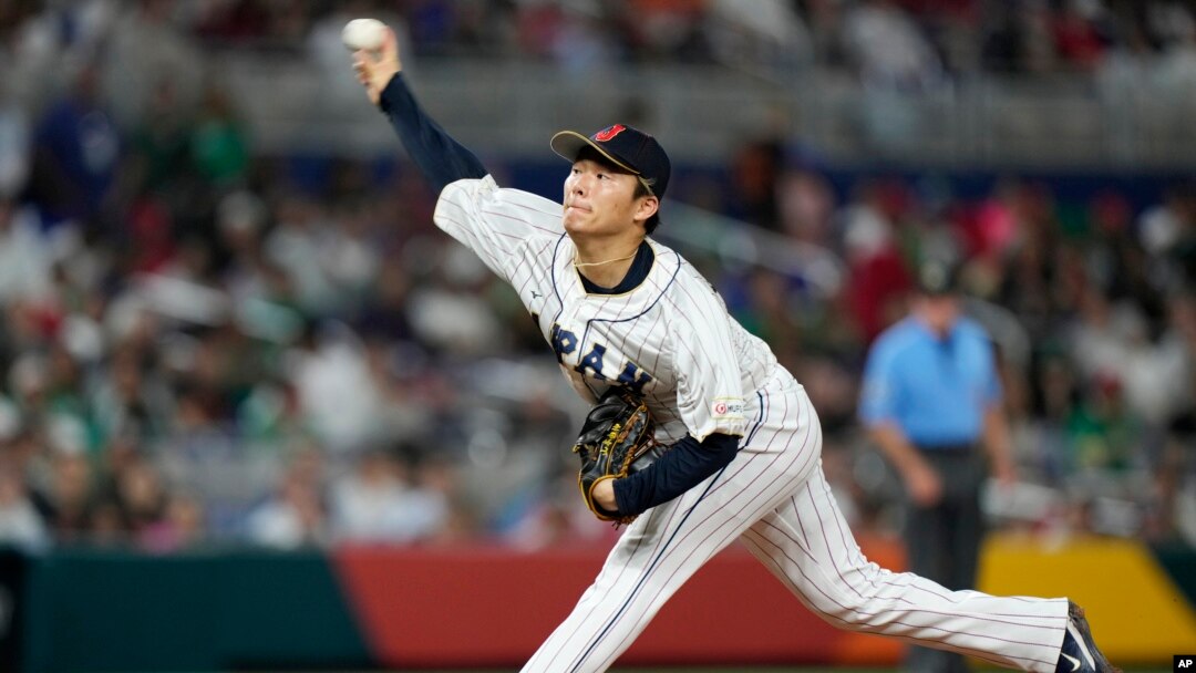 Yoshinobu Yamamoto, de Japón, realiza un lanzamiento durante la quinta entrada de un juego del Clásico Mundial de Béisbol contra México el 20 de marzo de 2023 en Miami. (Foto AP/Wilfredo Lee, archivo)
