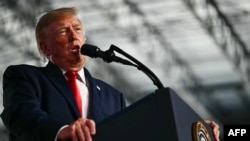 El presidente de Estados Unidos, Donald Trump, interviene en un mitin de campaña para las elecciones de mitad de mandato en el puerto de Corpus Christi, en Corpus Christi, Texas, el 27 de octubre de 2026. (Foto de Kent NISHIMURA / AFP)