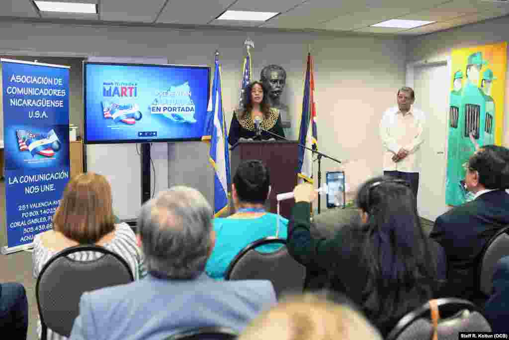 Dina Díaz, presidenta de ACNU, habla a los medios de prensa y exiliados nicaragüenses en la sede de Radio Televisión Martí, durante la presentación del nuevo programa “Nicaragua en Portada”.