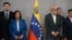 La jefa de la delegación opositora, Dinorah Figuera (segunda desde la izquierda), y el presidente de la Asamblea Nacional de Venezuela, Jorge Rodríguez (segundo desde la derecha).
