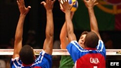 Jugadores de la selección cubana de voleibol, en rojo y azul (Foto de archivo)