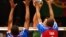 Jugadores de la selección cubana de voleibol, en rojo y azul (Foto de archivo)