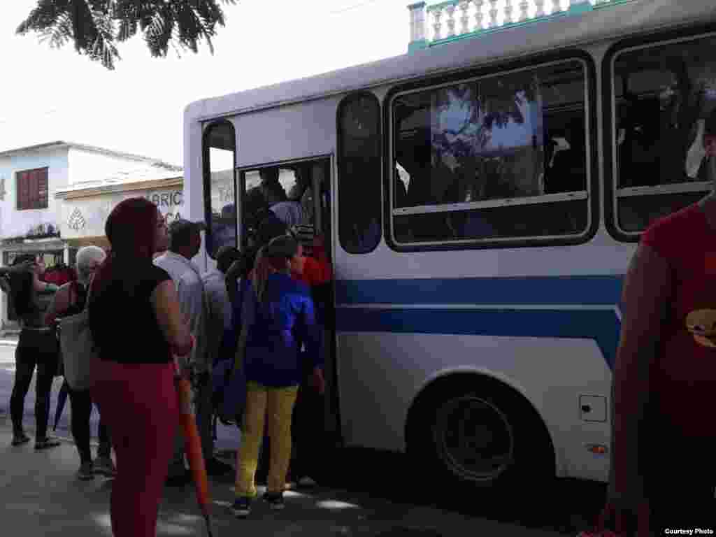 Colas para el escaso transporte p&#250;blico en Las Tunas. (Foto: Yolanda Carmenate)