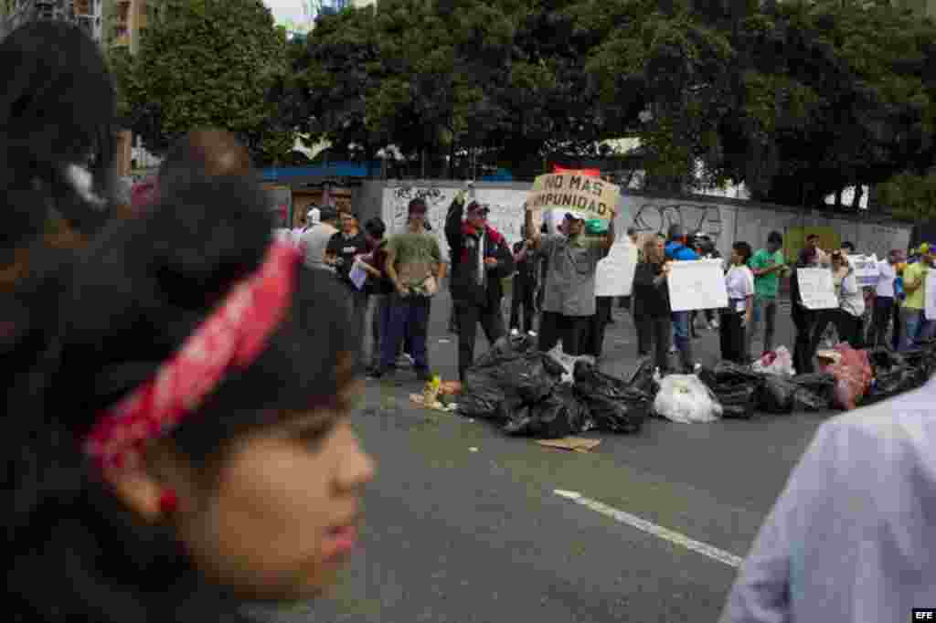 El líder opositor venezolano Leopoldo López, detenido en una cárcel militar, pidió a sus seguidores no ceder en la lucha para presionar la salida del Gobierno de presidente socialista Nicolás Maduro, mientras las protestas continuaban este viernes.