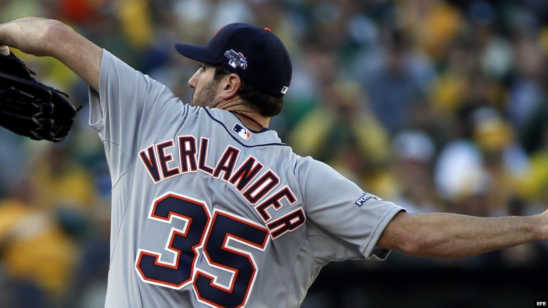 El abridor de Tigres Justin Verlander lanza una bola ante Atléticos en el quinto partido de la División Americana en el O.co Coliseum de Oakland, California (EE.UU.).