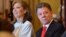 El presidente de Colombia, Juan Manuel Santos (d), junto a su esposa, María Clemencia Rodríguez de Santos (i), en un evento de la Cámara de Comercio Colombo Americana en Miami (EE.UU.).