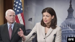 Kelly Ayotte, senadora republicana por New Hampshire, y su homólogo por Arizona, John McCain.