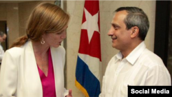 Power conversa con el embajador cubano Rodolfo Reyes Rodríguez.