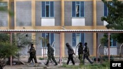 Soldados de las Fuerzas de Defensa de Kenia se preparan para tomar la Universidad de Garissa, en el este de Kenia.