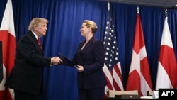 Trump estrecha la mano de la primera ministra danesa Mette Frederiksen antes de firmar un acuerdo de seguridad trilateral con Estados Unidos, Dinamarca y Groenlandia, en el marco de la 81.ª Conferencia de las Naciones Unidas