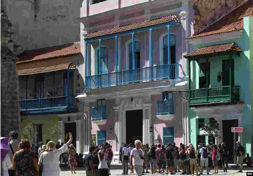 Decenas de turistas pasean por la Plaza de San Francisco en La Habana.