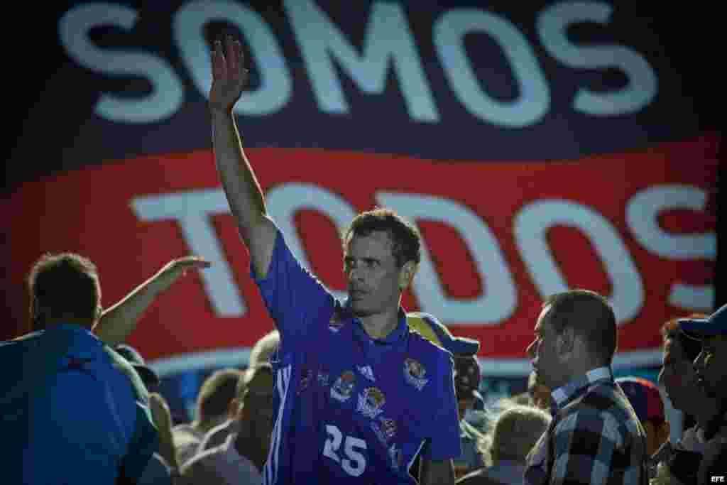 El candidato opositor a la Presidencia de Venezuela, Henrique Capriles durante una caravana electoral en Barcelona (Venezuela).