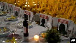 Una mesa en Tel Aviv, Israel, en solidaridad con rehenes retenidos en la Franja de Gaza, el 25 de noviembre de 2023. (AP/Leo Correa)