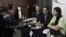  Yoani Sánchez (d) es interrumpida por simpatizantes del gobierno cubano durante una charla en el Senado mexicano. 