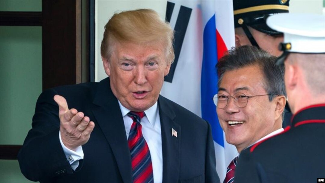 Los presidentes Donald Trump y Moon Jae-in, de Corea del Sur, saludan en reunión en La Casa Blanca.
