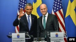 El presidente de Estados Unidos, Barack Obama (i), comparece en una rueda de prensa junto al primer ministro sueco, Fredik Reinfeldt (d), en el palacio de Rosenbad, sede del Gobierno sueco, en Estocolmo (Suecia). 