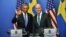El presidente de Estados Unidos, Barack Obama (i), comparece en una rueda de prensa junto al primer ministro sueco, Fredik Reinfeldt (d), en el palacio de Rosenbad, sede del Gobierno sueco, en Estocolmo (Suecia). 