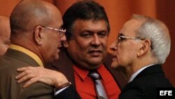 Marino Alberto Murillo Jorge (c), junto al entonces presidente del Banco Central de Cuba, Francisco Soberón (d), y al presidente de la Asociación Nacional de Economistas de Cuba (ANEC), Roberto Terrier en el 2009.