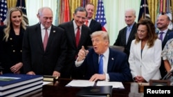 El presidente de EEUU, Donald Trump, firma la Ley para una América segura en el Despacho Oval de la Casa Blanca.