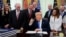 El presidente de EEUU, Donald Trump, firma la Ley para una América segura en el Despacho Oval de la Casa Blanca.