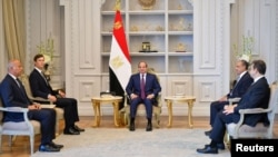 Jared Kushner, enviado del presidente Donald Trump, se reúne con el presidente egipcio Abdel Fattah al-Sisi en El-Alamein, Egipto.