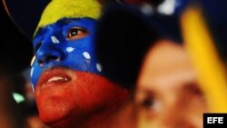 Mientras velaban a Chávez el Tribunal Supremo decidió que Maduro "no está obligado a separarse del cargo" de presidente encargado para participar en las elecciones, como prevé la Constitución
