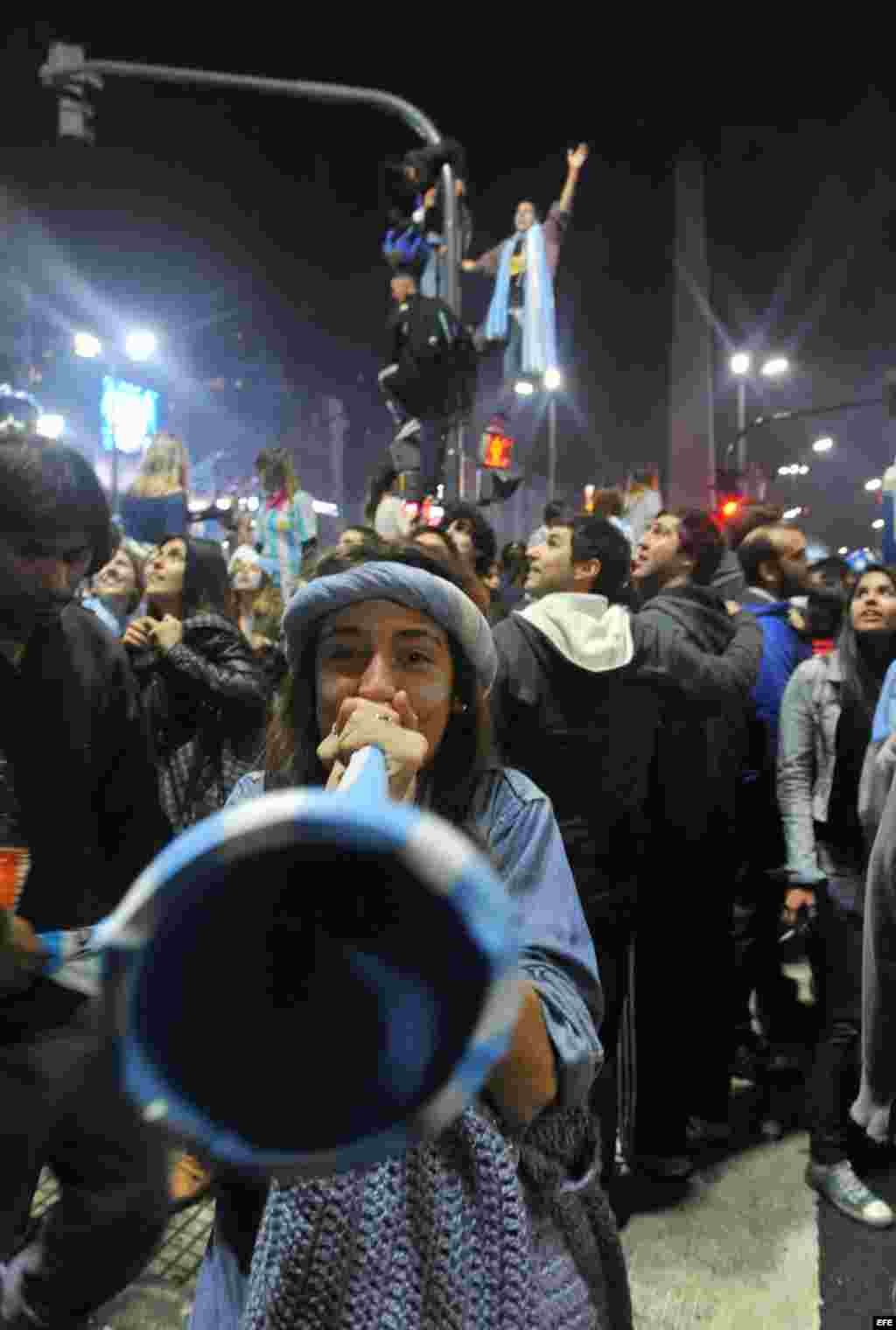 Lamentos en Buenos Aires tras la derrota de su equipo en el Mundial Brasil 2014.